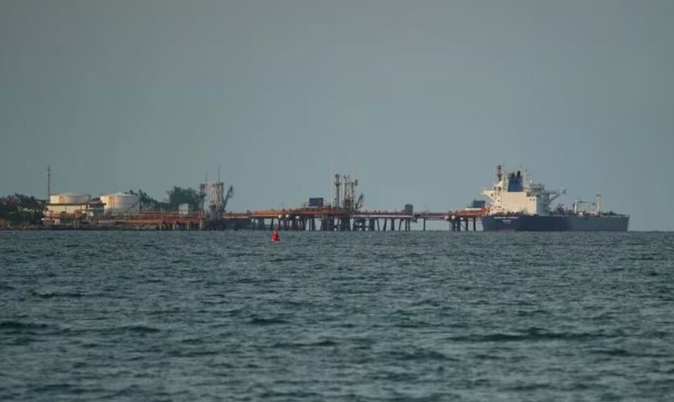 Dinamarca busca limitar la «flota fantasma» que transporta petróleo ruso