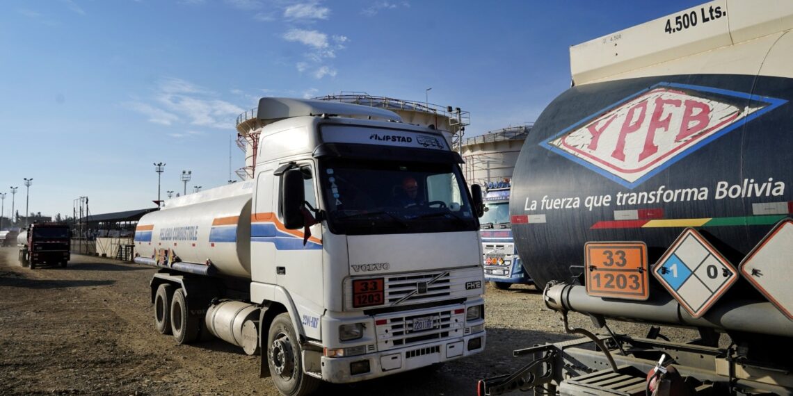 Bolivia: anuncian traslado de diésel por tierra desde Paraguay