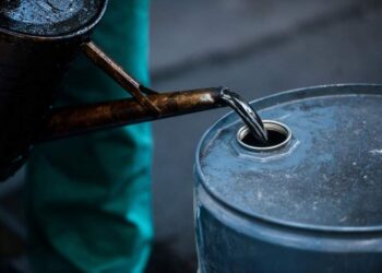 Precios del petróleo caen por aumento inesperado de reservas en EE.UU. y tensión geopolítica