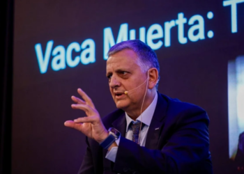 YPF asegura financiamiento récord para Argentina LNG: la oferta bancaria duplicó lo necesario