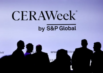 Vaca Muerta conquista CERAWeek 2026: Figueroa anuncia incentivos fiscales para GNL y CEOs llaman a invertir agresivamente
