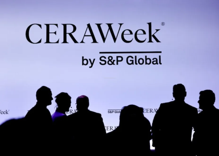 Vaca Muerta conquista CERAWeek 2026: Figueroa anuncia incentivos fiscales para GNL y CEOs llaman a invertir agresivamente