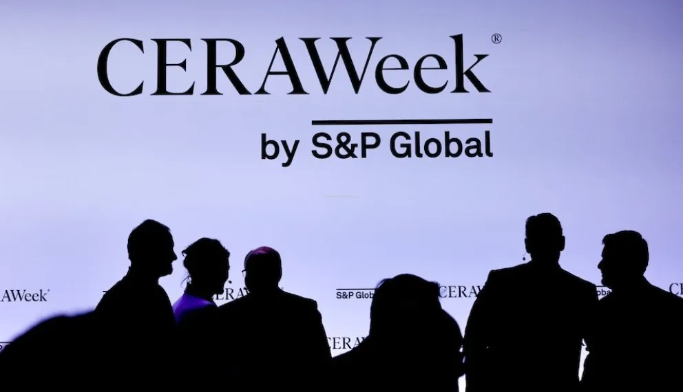 Vaca Muerta conquista CERAWeek 2026: Figueroa anuncia incentivos fiscales para GNL y CEOs llaman a invertir agresivamente