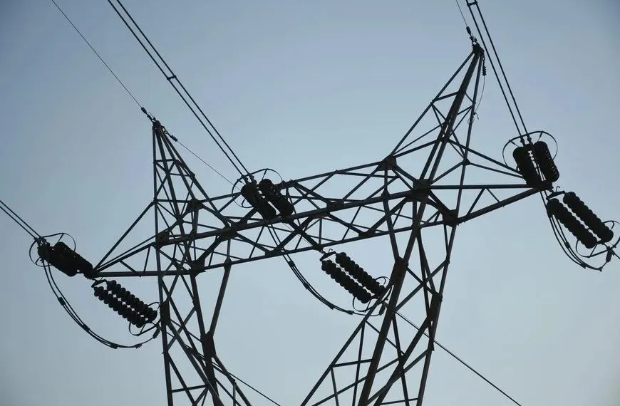 El Gobierno posterga una licitación clave de GNL y faculta a Caputo a aumentar un recargo en las tarifas de gas para subsidiar la Zona Fría