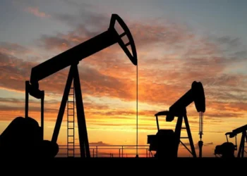 El petróleo roza los US$100 por nuevas restricciones en Ormuz y golpea a las bolsas globales