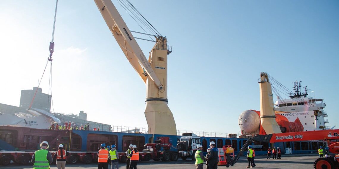 Puerto Quequén se integra a la logística de Vaca Muerta con una histórica descarga para el proyecto Oil Sur
