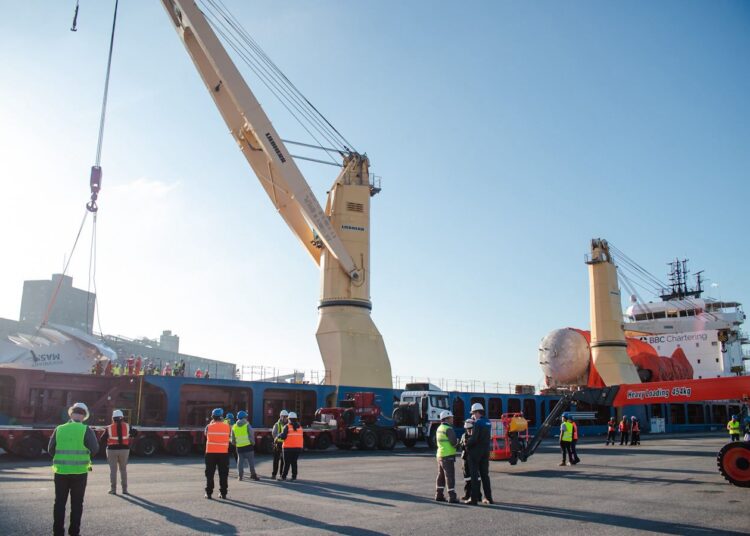 Puerto Quequén se integra a la logística de Vaca Muerta con una histórica descarga para el proyecto Oil Sur